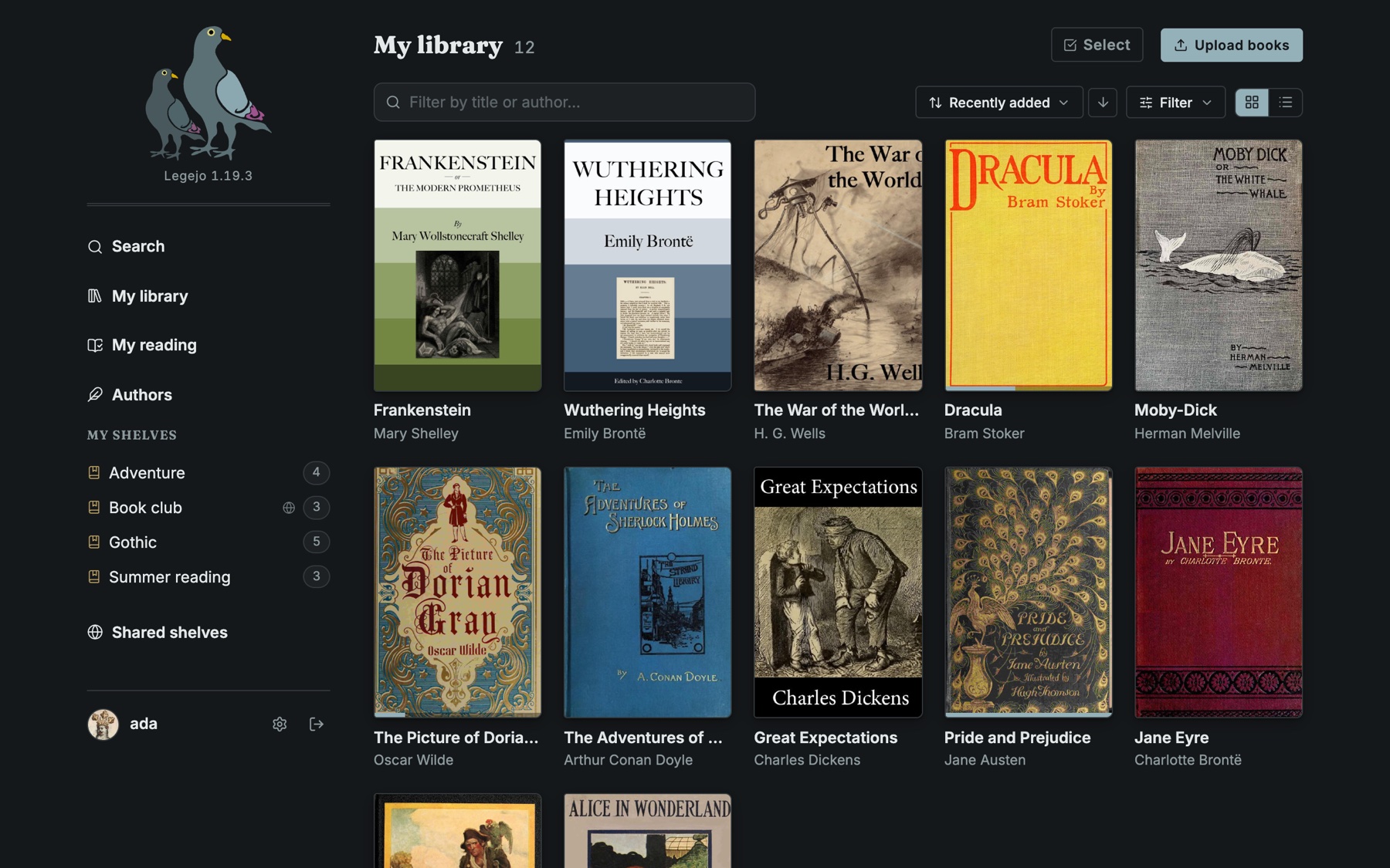 La bibliothèque dans Legejo, en thème sombre : des couvertures en grille, avec les étagères dans la barre latérale.