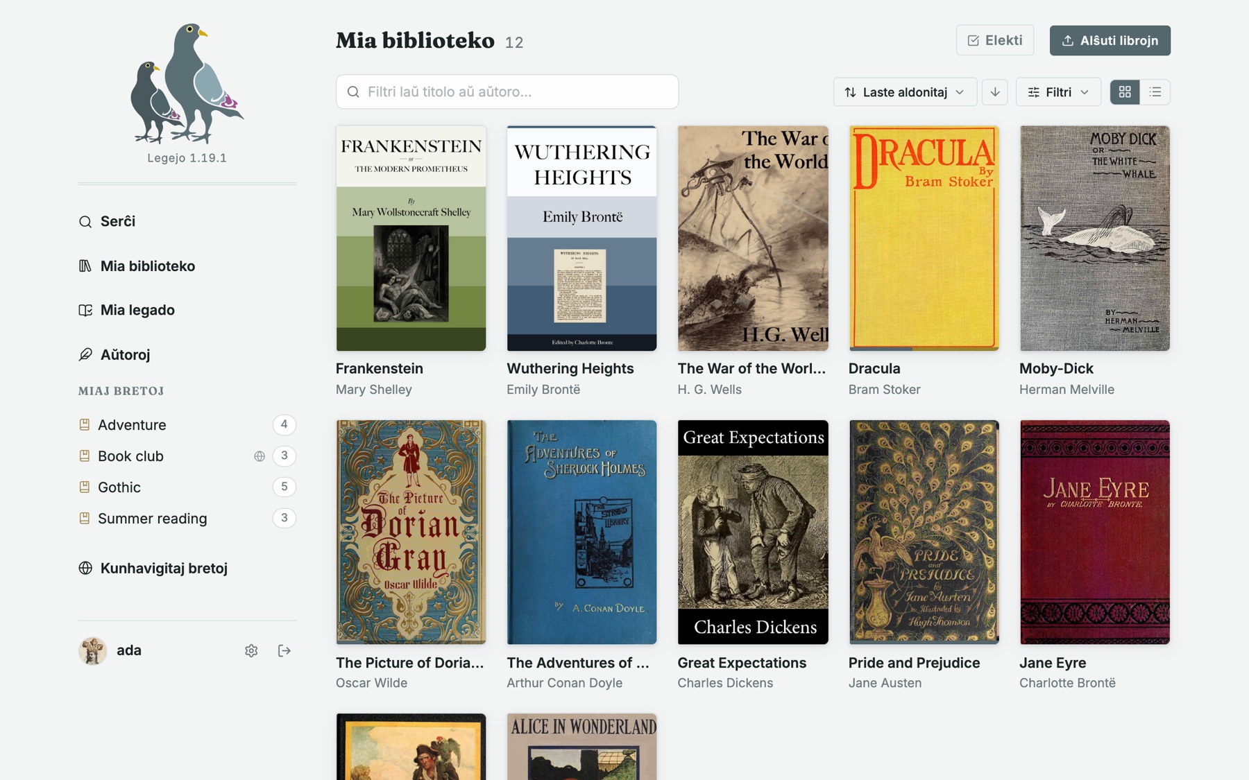 La biblioteko en Legejo: librokovriloj en krado, kun bretoj en la flanka panelo.